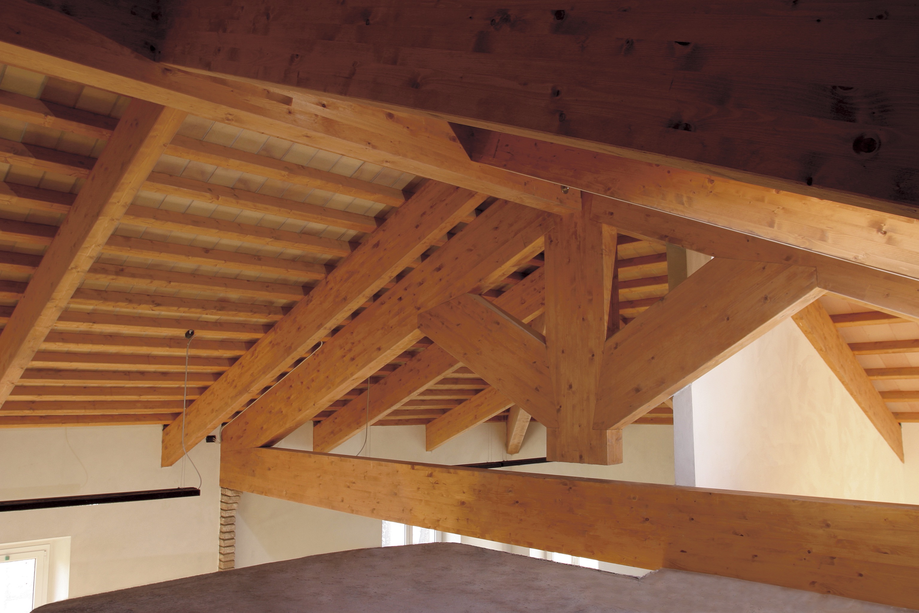 DIMA Legnami - Soluzione di rivestimento tetto interno con travi in legno  lamellare di Abete.